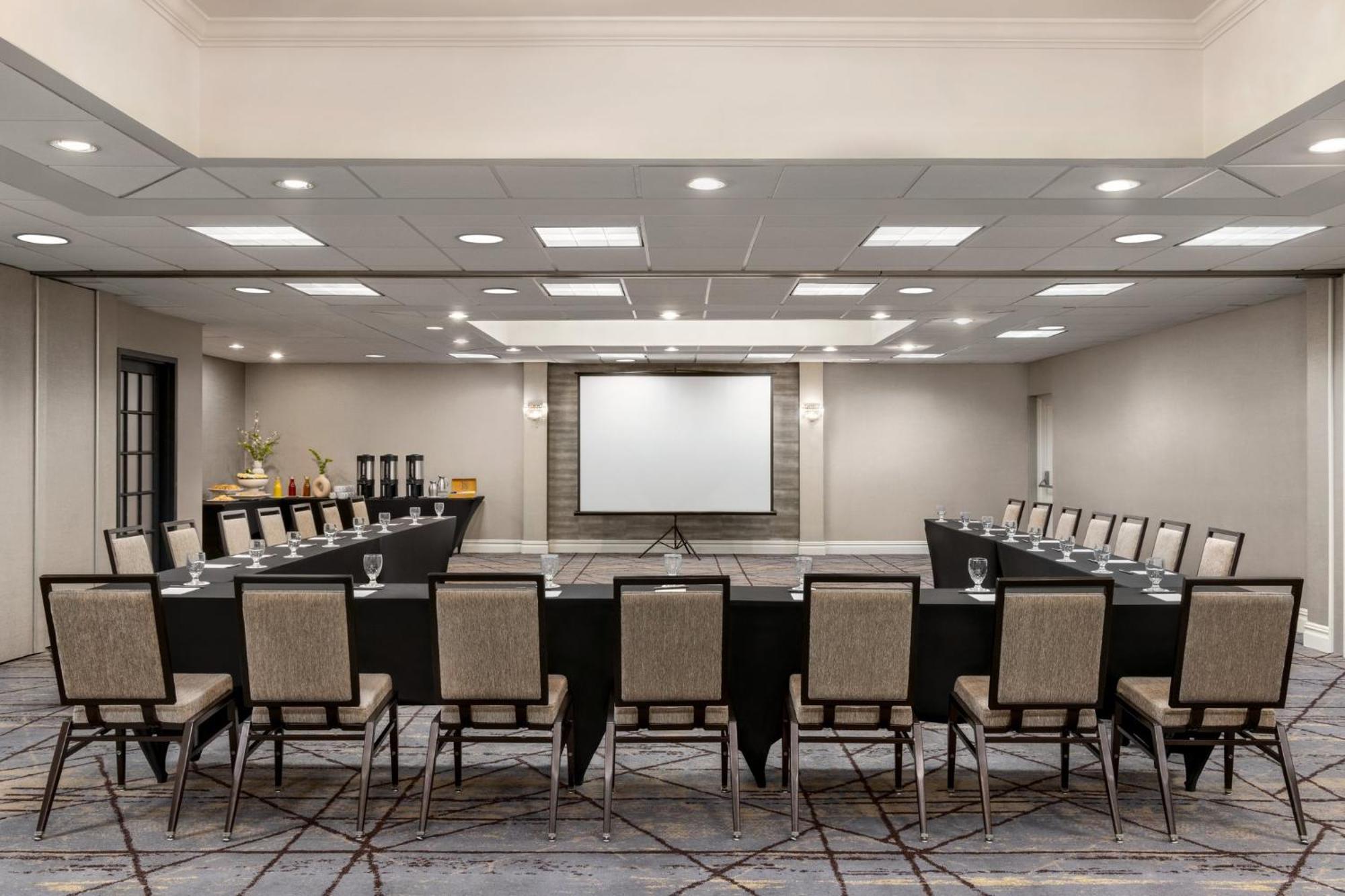 Hotel Crowne Plaza Edison By Ihg Esterno foto